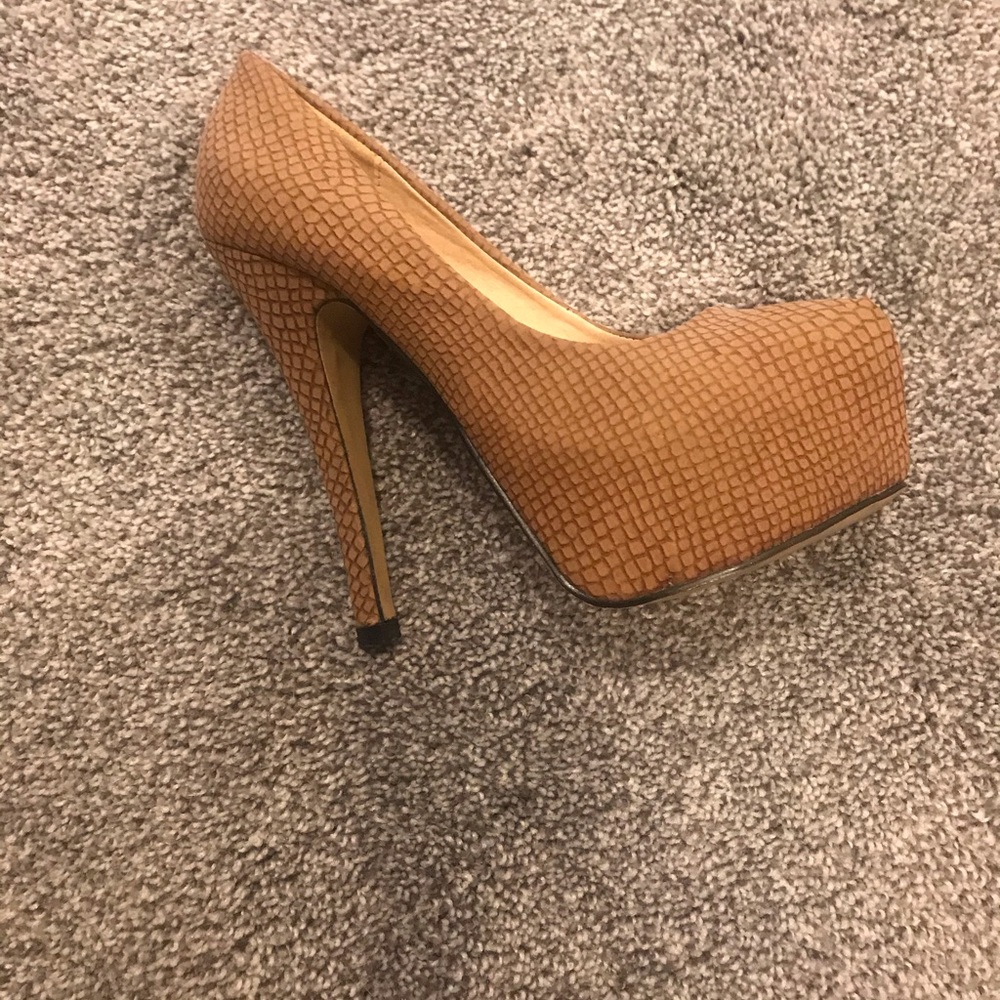 Platform pumps barely worn